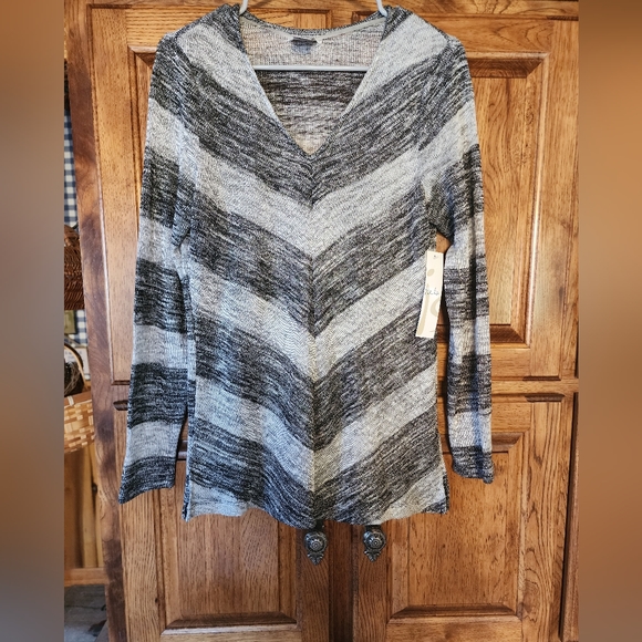 NEW Isela Lightweight Sweater Silver and Black Metallic Size S - Picture 6 of 7